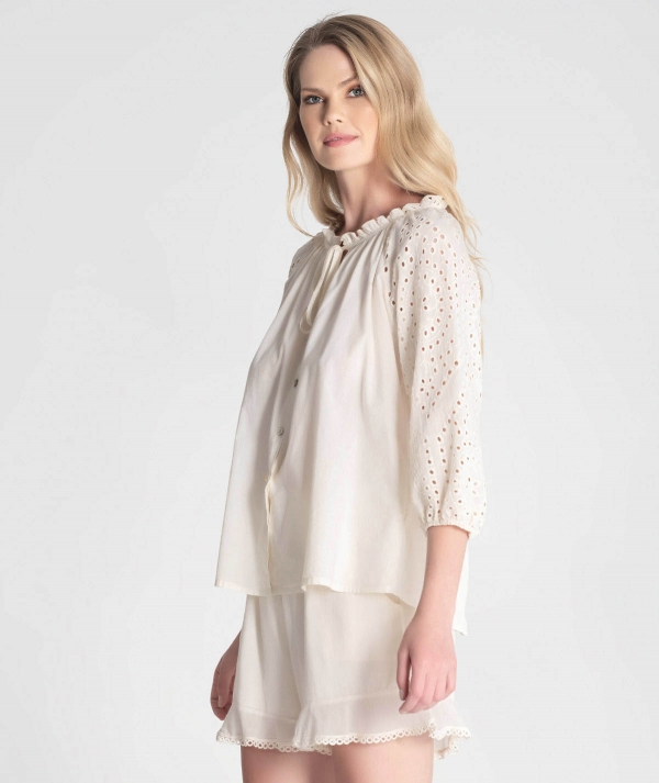 Blouse sleeves in...